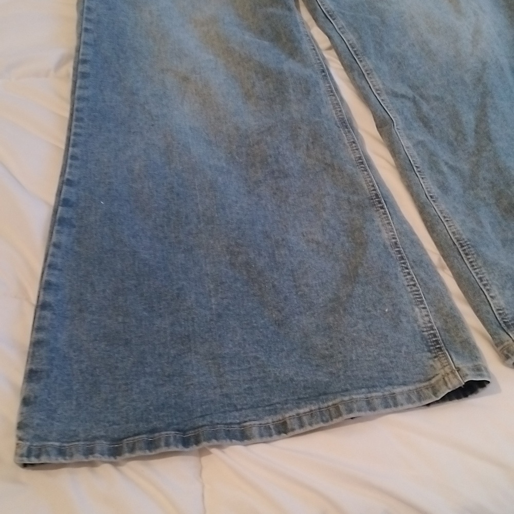 New Extra Flare Wide-Leg Light/Medium Wash Blue Denim Jeans - Size 4 - Picture 3 of 8